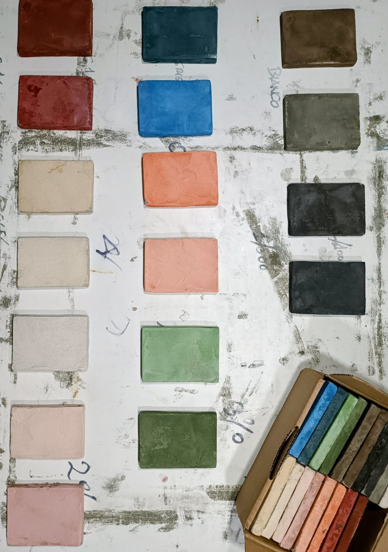 Dettaglio pigmenti naturali e texture cemento